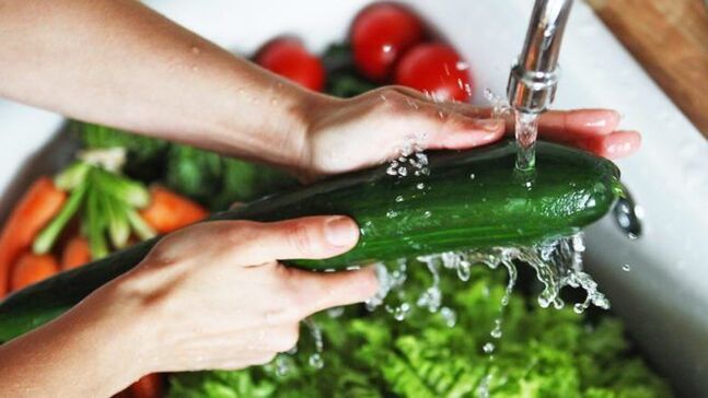 washing vegetables to prevent contamination by protozoan parasites